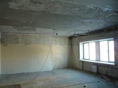 Стены и потолок помещения до ремонта