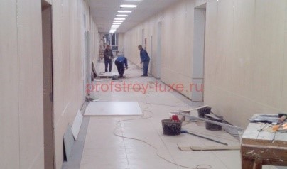 Процесс ремонта коридора офиса